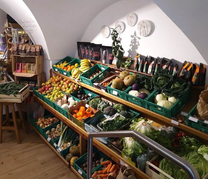 Gemüse- und Obstregal aus dem Hofladen in Enns